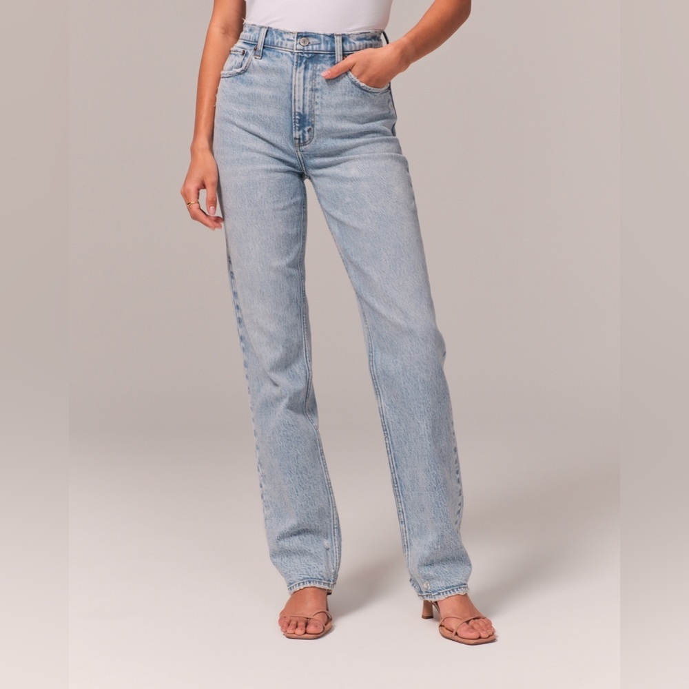 Abercrombie’90s Straight Ultra High Rise light wash jeans in 28L